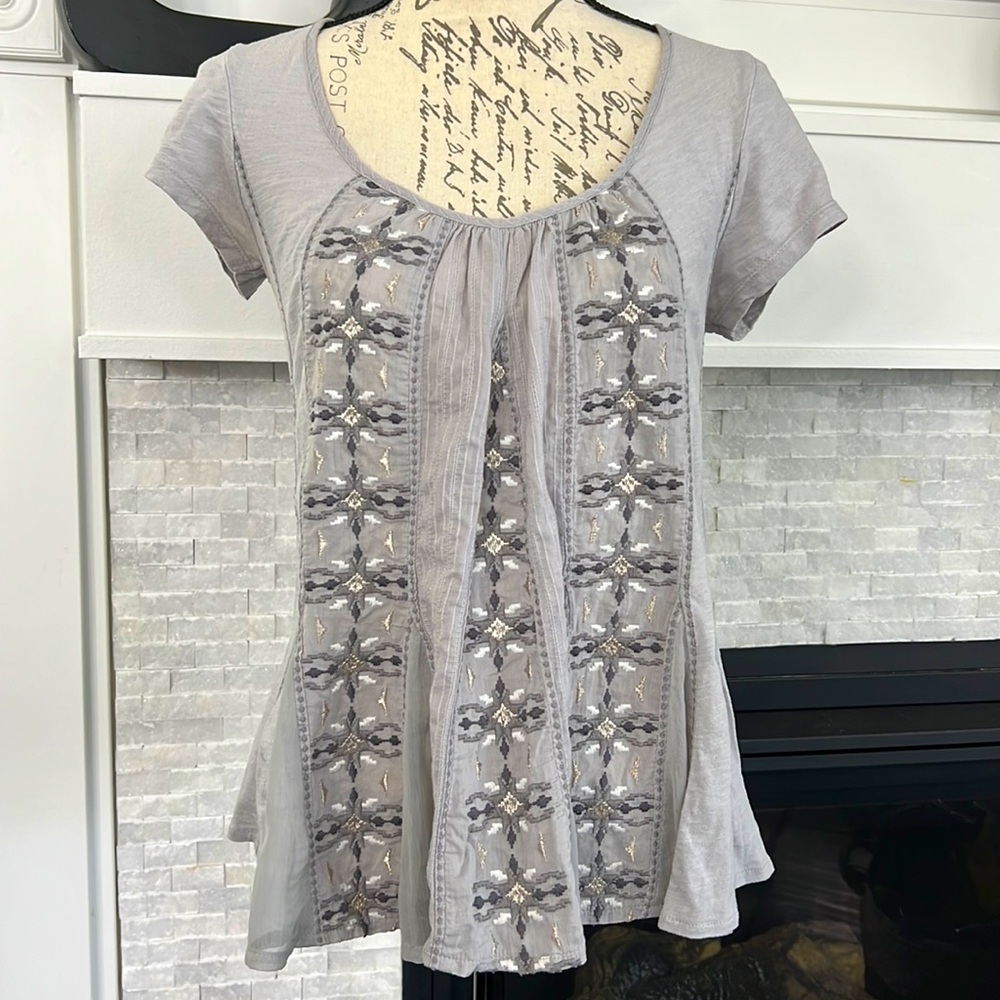 Anthropologie Akemi + Kin gray embroidered top  women's Size
